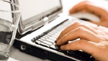 Dyplomy znad laptopa – kierunki dla e-marketerów i branży e-commerce