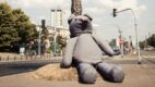 Gigantyczny miś wędruje po Warszawie – akcja „Przytulanka” Fundacji Form i Kształtów