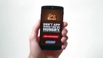 Reklama dnia: nie ściągaj apek, kiedy jesteś głodny! Nowa, pomysłowa kampania Snickersa