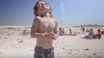 Reklama dnia: Mewa-dron, która… wydala na dzieci krem przeciwsłoneczny Nivea
