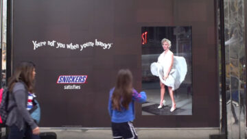 Reklama dnia: Co ma Ci po powiedzenia Marilyn Monroe? Kolejna pomysłowa odsłona kampanii Snickersa