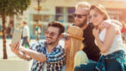 Selfie rewolucja – skąd wziął się fenomen współczesnej wersji autoportretu?