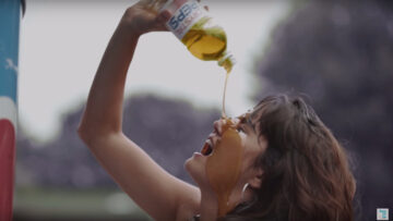 Reklama dnia: SumOfUs przerabia kultową reklamę Pepsi z Cindy Crawford – będziecie zaskoczeni!