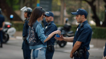 Reklama dnia: Kendall Jenner uczestniczką pokojowej demonstracji. Zaprowadza pokój… puszką Pepsi?
