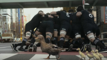 Reklama dnia: Dlaczego nowozelandzka drużyna rugby „atakuje” ludzi na ulicy? Viralowy spot AIG