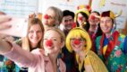 Basia Kurdej-Szatan w roli „doktora clowna”. Aktorka „leczy śmiechem” chore dzieci z Fundacją „Dr Clown”
