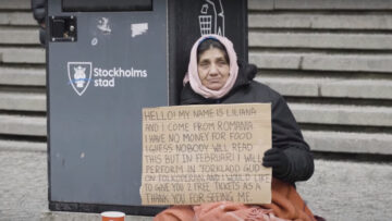 Szwedzka akcja społeczna potwierdziła, że ludzie nie czytają napisów na tabliczkach bezdomnych