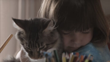 Reklama dnia: Przyjaźń dziewczynki z kotem pomogła jej zainteresować się światem