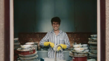 Pomarszczone palce i niesforne naczynia w reklamie, która jest… musicalem!