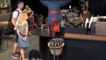 Spider-Man zaskoczył klientów Starbucks. Nowy prank z okazji promocji filmu