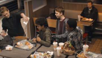 Burger King przeprowadził eksperyment, w którym student i burger stają się ofiarami przemocy! Reakcję gości są szokujące!