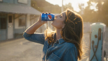 Cindy Crawford powraca do reklamy Pepsi!  Marka przygotowała coś specjalnego na Super Bowl