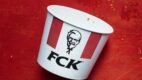 „Kurczakowa restauracja bez kurczaków”, czyli problem KFC i zabawne przeprosiny w brytyjskich gazetach