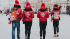 Pan Pomidor z porcją ciepła na warszawskich ulicach