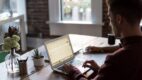 Strategia dzięcioła – Polacy sprzedają wiedzę online