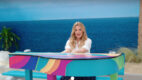 Aktorka Drew Barrymore w Crocsach na czerwonym dywanie. Marka inspiruje nas do szukania dziury w schematach