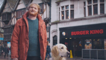 Burger King wyszkolił psa przewodnika, który pomaga znaleźć najkrótszą drogę do Whopperów dla niedowidzących