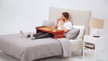 Kochasz pizzę? Boston Pizza znalazła sposób, by komfortowo jeść ją w łóżku
