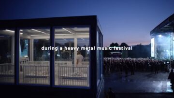 Pokój pełen śpiących niemowlaków na festiwalu heavy metalowym? Zaskakujący eksperyment producenta dźwiękoszczelnych okien