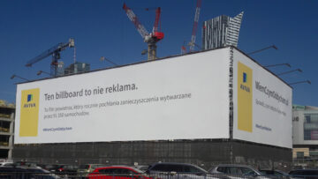 „Wiem, czym oddycham” – Aviva stawia w Warszawie billboard pochłaniający smog