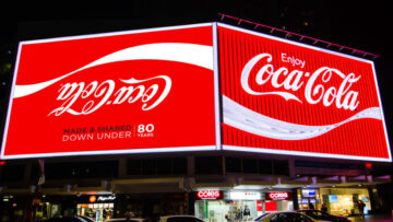 Coca-Cola świętuje 80-lecie istnienia w Australii odwróconym logo