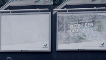 Billboard, na którym napis pojawia się podczas deszczu