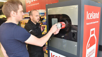 Brytyjska sieć supermarketów płaci swoim klientom za recykling plastikowych butelek