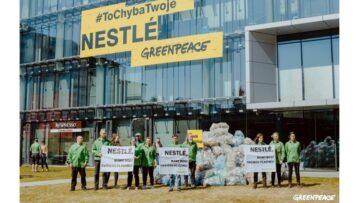 Greenpeace umieściło 350 kg plastikowych śmieci przed siedzibą Nestle w Warszawie