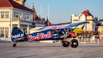 Na molo w Sopocie wylądował samolot Red Bulla