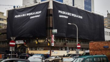Greenpeace zasłonił siedziby PiS i PO wielkimi banerami z napisem „Polska bez węgla 2030”