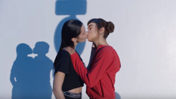 Kontrowersje wokół kampanii Calvina Kleina z modelką Bellą Hadid całującą się z wirtualną influencerką