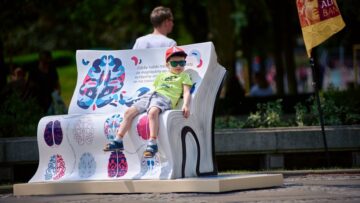 „Zaczytane ławki” zachęcają mieszkańców Warszawy do czytania książek