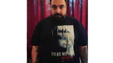 Dziennikarz Tomasz Sekielski ponownie wywołał burzę – tym razem za sprzedaż koszulek „Tylko nie mów nikomu”