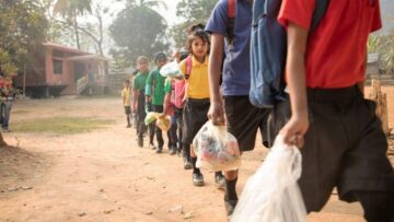 W indyjskiej szkole Akshar Forum za czesne płaci się plastikowymi odpadami
