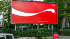 Niestandardowe billboardy Coca-Coli dosłownie pokazują, jak segregować odpady