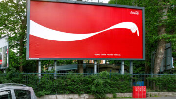 Niestandardowe billboardy Coca-Coli dosłownie pokazują, jak segregować odpady