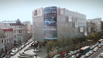 Reanult stworzył billboard, który obniża cenę samochodu elektrycznego, gdy rośnie zanieczyszczenie powietrza