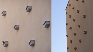 Na budynkach na warszawskiej Pradze pojawiły się budki lęgowe dla ptaków, które jedzą komary