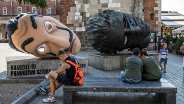 Kradzież to prawdziwa sztuka: Netflix promuje nowy sezon „Domu z papieru” wielką rzeźbą w Krakowie