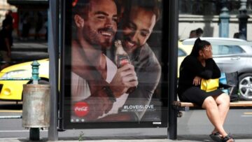 Węgierscy politycy wzywają do bojkotu Coca-Coli z powodu reklam z osobami homoseksualnymi