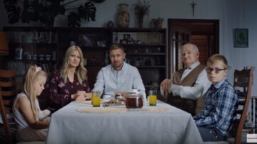 Koalicja Obywatelska w nowym spocie wyborczym pokazuje „zwykłą polską rodzinę”, która wylicza błędy rządzących