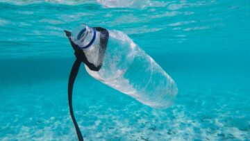 Coca-Cola stworzyła butelkę z plastiku wyłowionego z morza