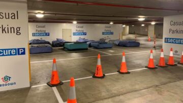 Australijska organizacja non-profit przemieniła puste miejsca parkingowe w łóżka dla osób bezdomnych