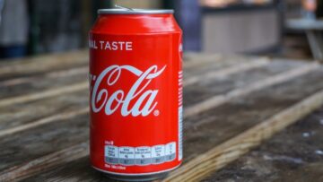 Coca-Cola rezygnuje z plastikowych opakowań na wielopaki puszek