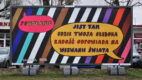 „Powołanie” – wystawa prac Galerii Rusz z okazji Dni Grzegorza Ciechowskiego na autobusie i billboardach