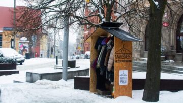 Wymiana Ciepła: W kilku polskich miastach pojawiły się wieszaki, na których można zostawić ubrania dla potrzebujących