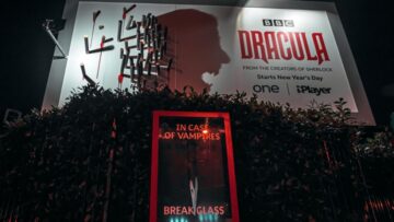Niekonwencjonalny outdoor promujący serial „Dracula”, który przeraża, gdy zapada zmrok