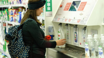 Czeski Rossmann testuje automaty do napełniania butelek
