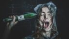 #NoBeautyInPlastic – polski fotograf zwraca uwagę na problem rosnącego zużycia plastiku za pomocą prowokujących fotografii