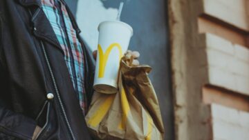 McDonald’s rezygnuje z plastikowych słomek i wprowadza ekologiczne  opakowania lodów McFlurry